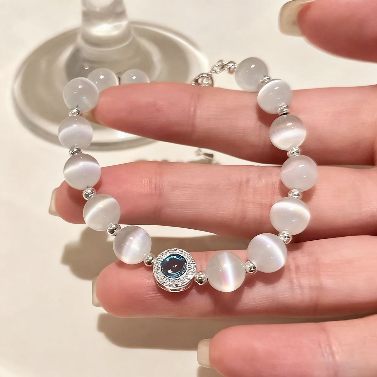 Pulsera de cuentas de ojo de gato y plata aplastada, ligera de lujo, delicada y exclusiva, accesorio de moda para mujeres con estilo, versátil y de alta gama.
