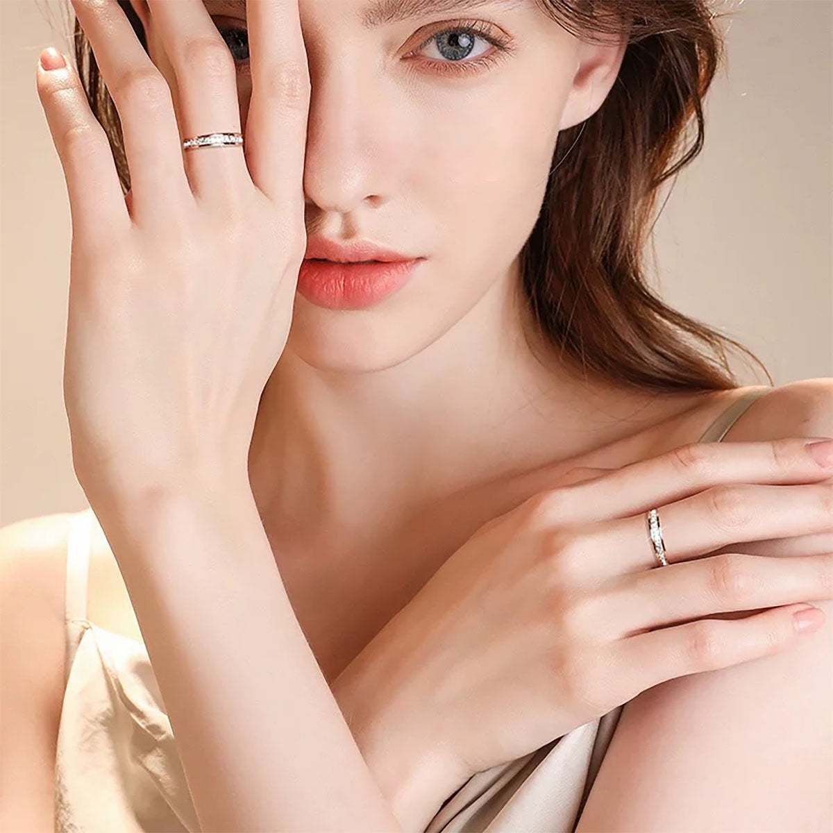 Anillo moderno de acero de titanio con circonitas — diseño cuadrado con incrustaciones, efecto “cielo estrellado”, color oro rosa, accesorio de moda.