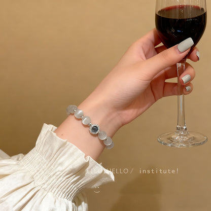 Pulsera de cuentas de ojo de gato y plata aplastada, ligera de lujo, delicada y exclusiva, accesorio de moda para mujeres con estilo, versátil y de alta gama.