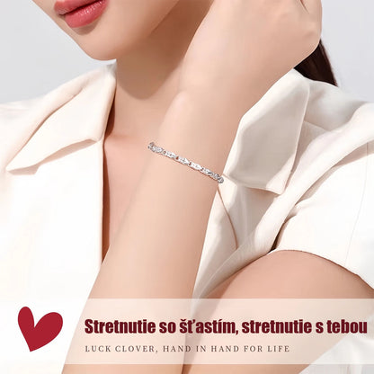 Strieborný náramok s originálnym dizajnom, štvorlístkom a srdiečkom – moderný a štýlový doplnok