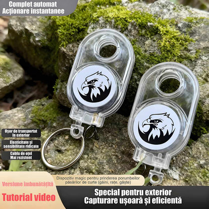 Cheie retractabilă multifuncțională pentru exterior, cu revenire controlată și fixare rapidă, previne pierderea și se atașează instant la rucsac sau încheietură.