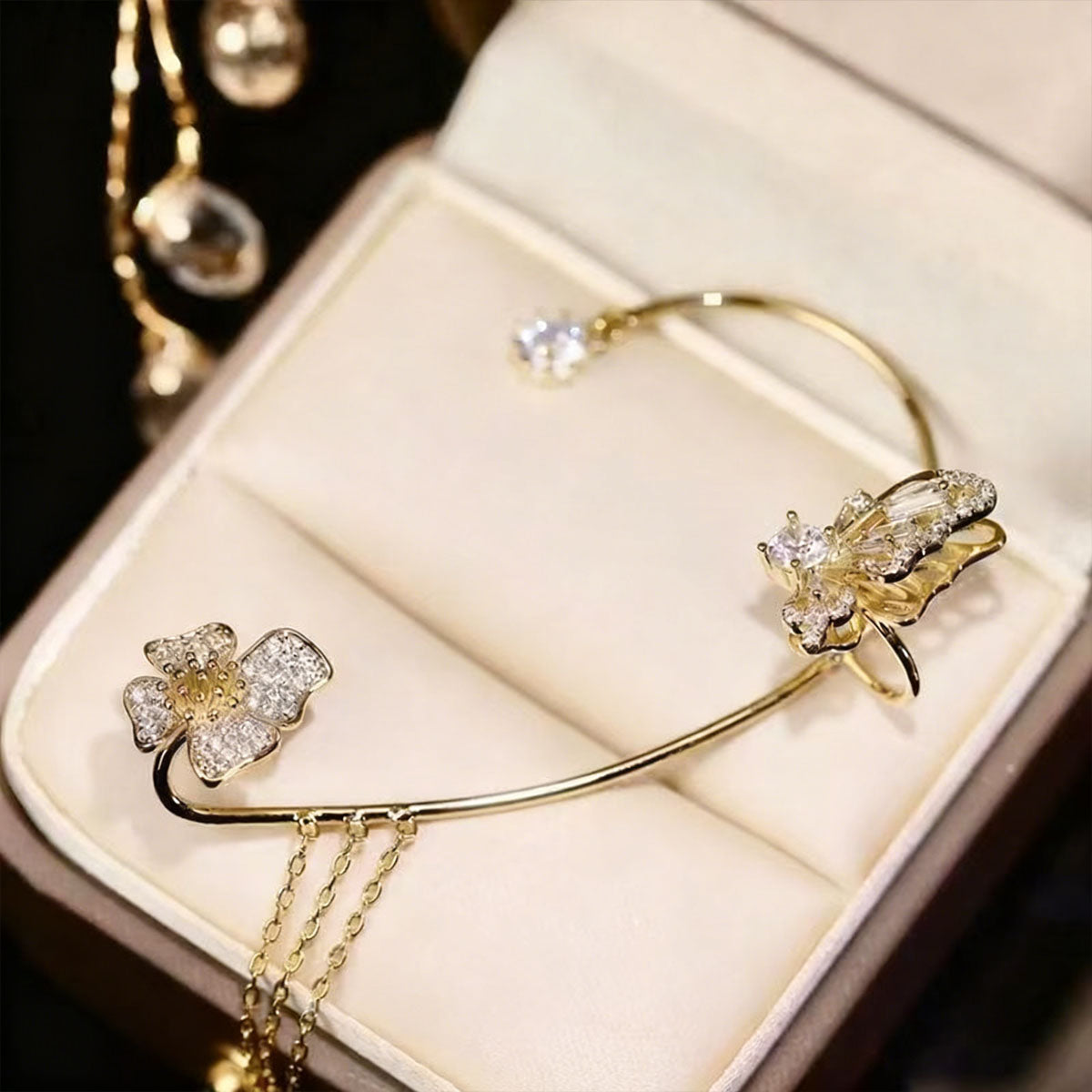 Nuevo modelo, elegante y moderno, pendientes de mariposa y flor con diamantes brillantes, pendientes sin perforación para mujeres, con borlas.