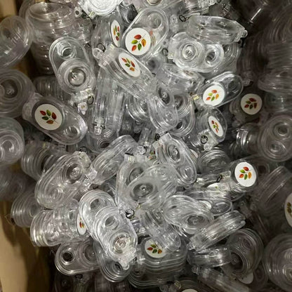 Cheie retractabilă multifuncțională pentru exterior, cu revenire controlată și fixare rapidă, previne pierderea și se atașează instant la rucsac sau încheietură.