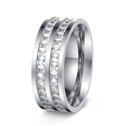 Anillo moderno de acero de titanio con circonitas — diseño cuadrado con incrustaciones, efecto “cielo estrellado”, color oro rosa, accesorio de moda.